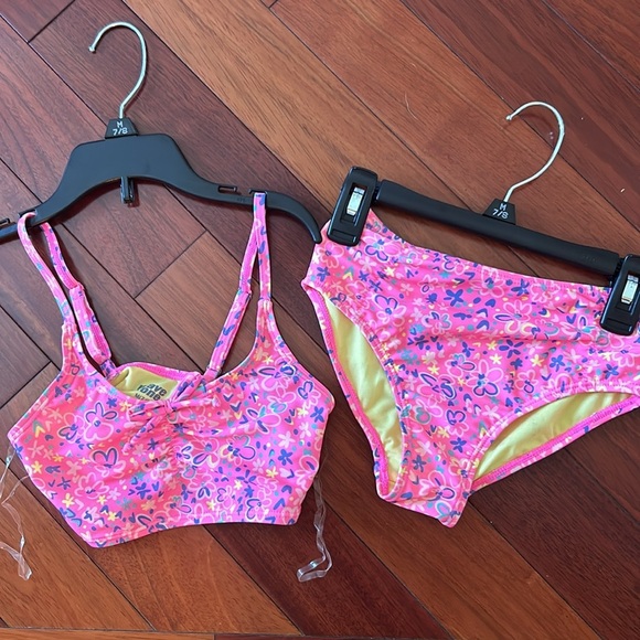 Girls set of swimsuits, pink set is a 7/8 and the one piece is a small. - Picture 7 of 11